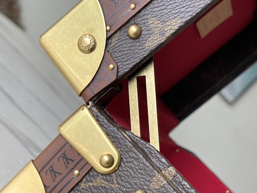 𝐋𝐎𝐔𝐈𝐒 𝐕𝐔𝐈𝐓𝐓𝐎𝐍  M20037 Red This jewelry box is decorated with a simple and elegant Monogram canvas bag