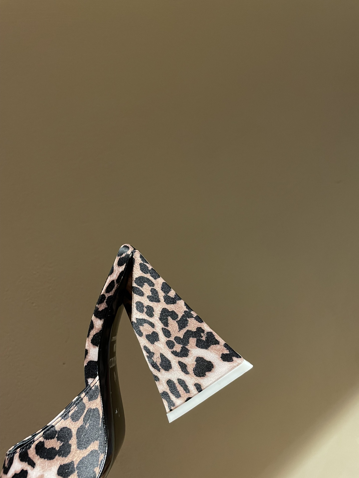 TheAttico | 𝟐𝟎𝟐𝟐𝟐/𝐒𝐒 𝐧𝐞𝐰 Spring/Summer 2021 collection The Attico personality triangle heel high heel sandals