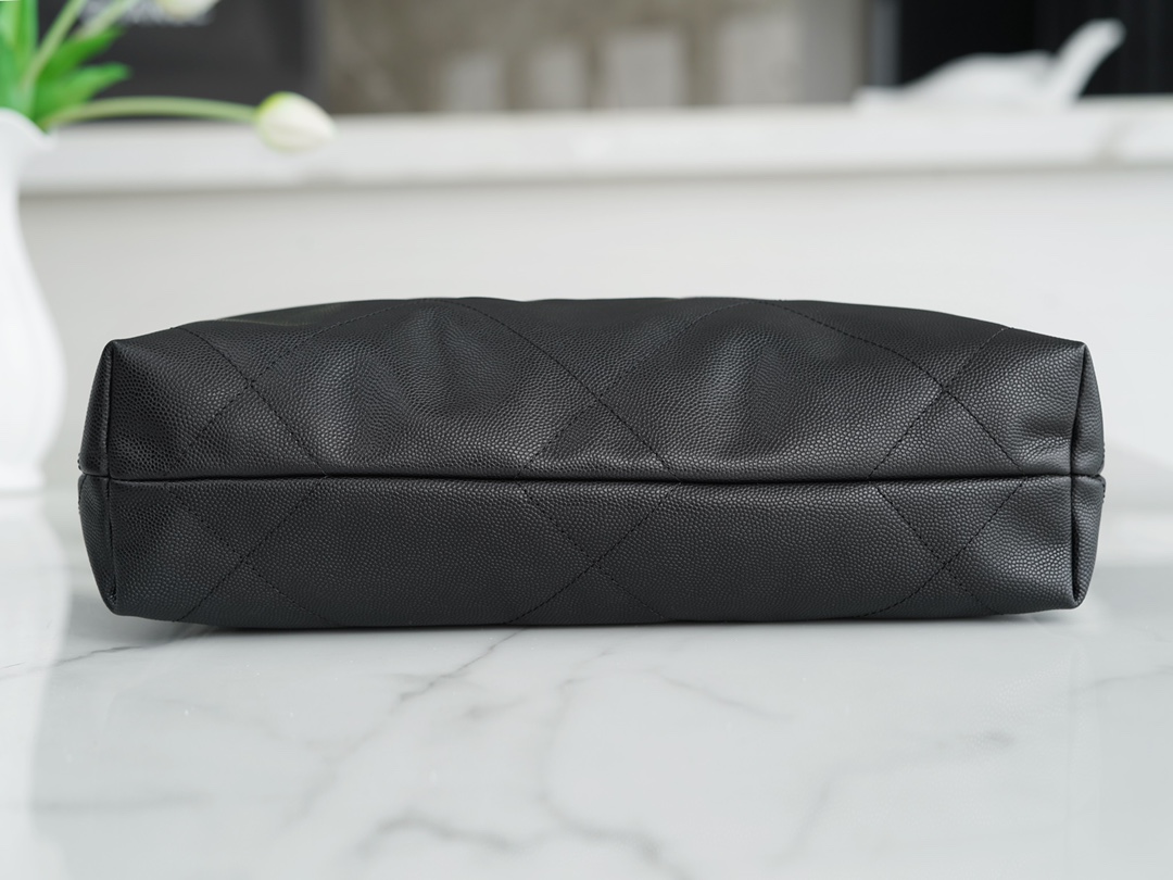 𝗖𝗛𝗔𝗘𝗡𝗟✦ 𝟐𝟐𝗣Spring/Summer New 𝟐𝟐Handbag Black Gold Caviar