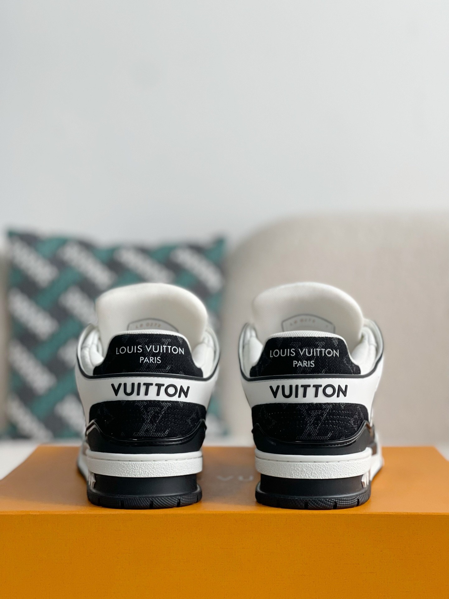 LOUIS VUITTON SNEAKERS