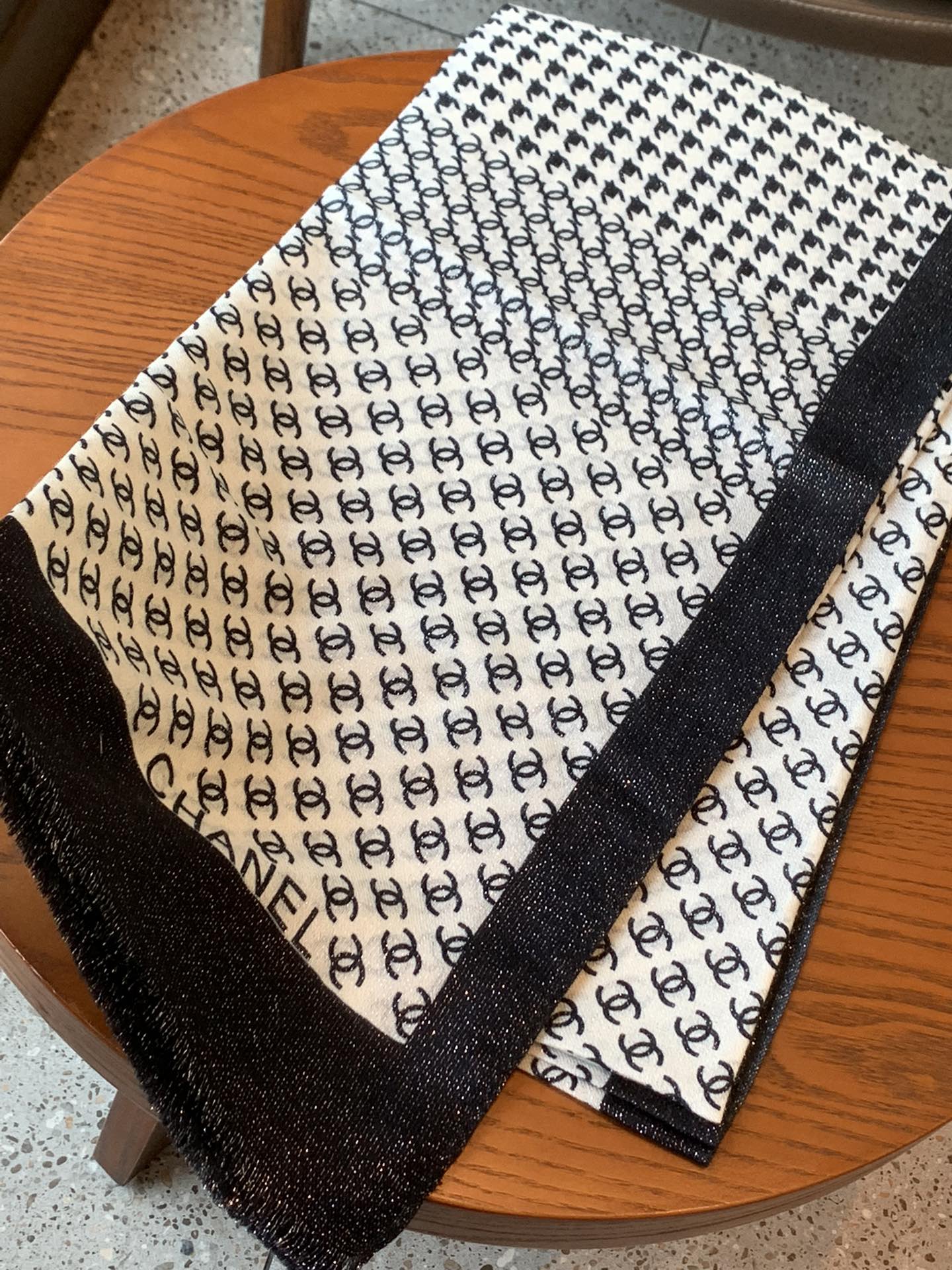 𝐂𝐡𝐚𝐧𝐞𝐥 【Houndstooth Double C Logo】Cashmere Printed Square Scarf