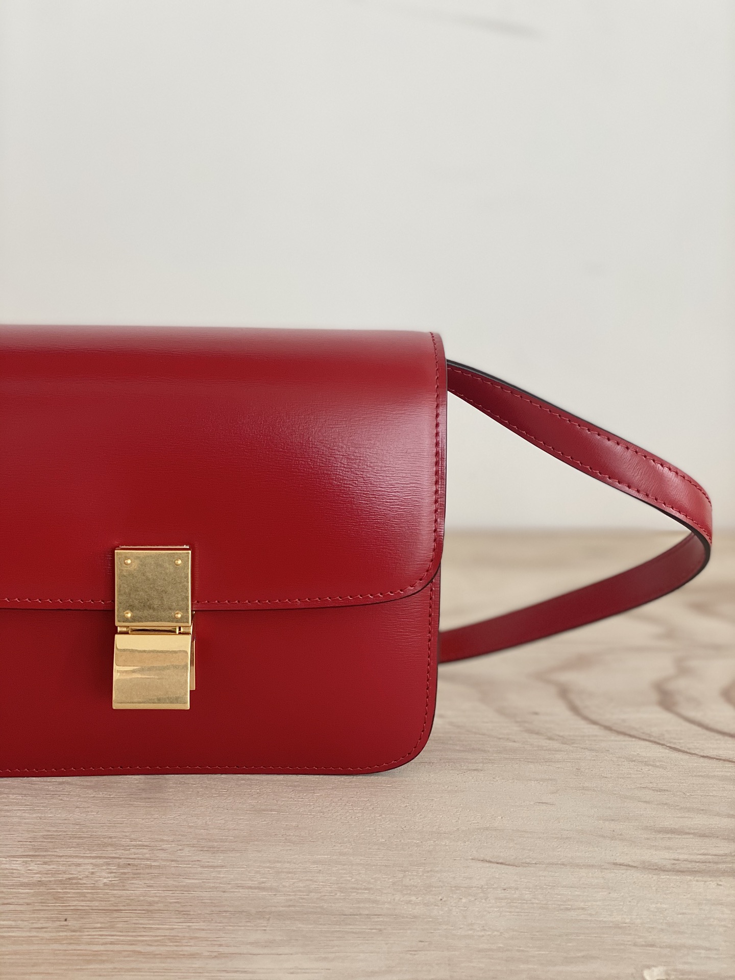 𝐂𝐞𝐥𝐢𝐧𝐞 Box Teen bag in polished calfskin