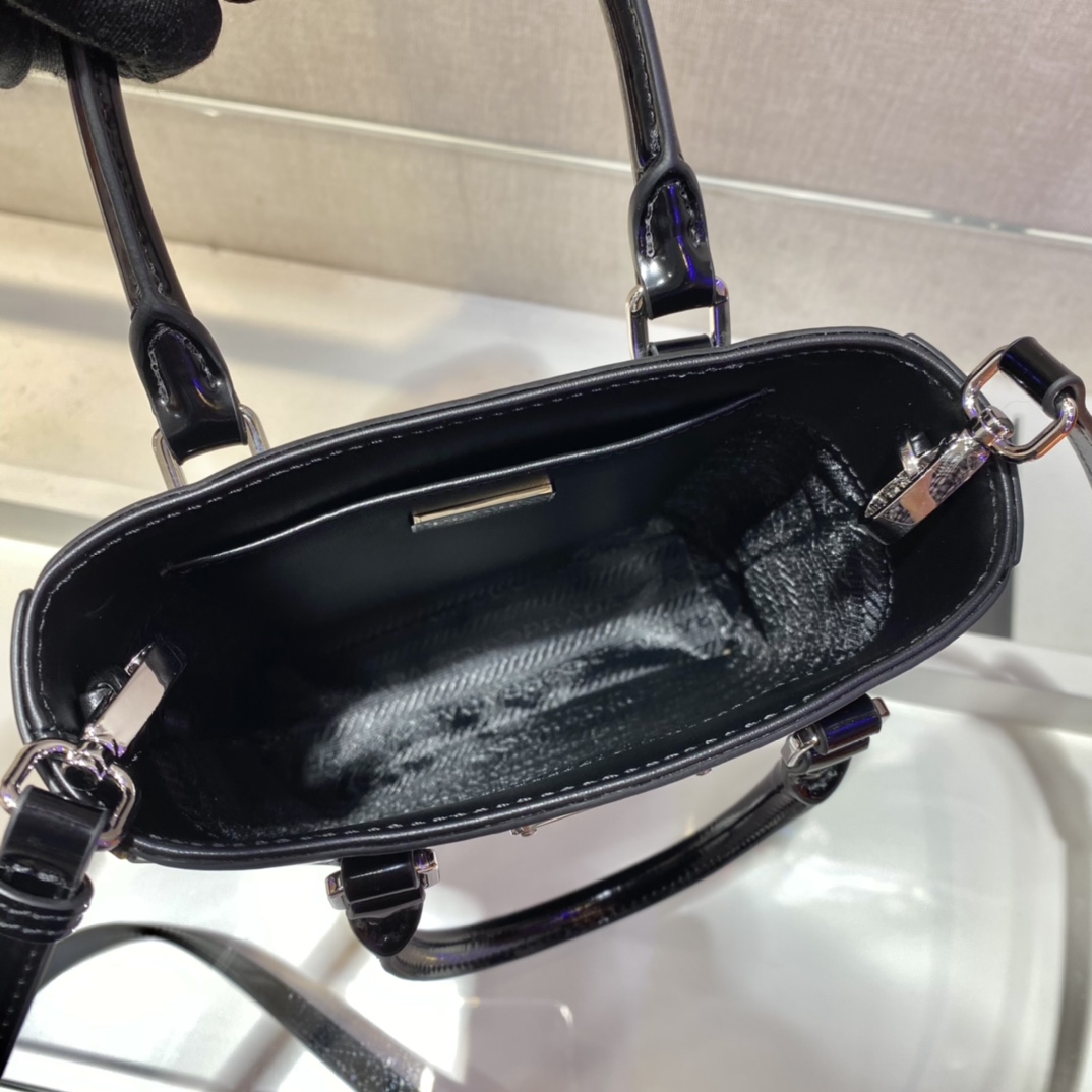 𝐏𝐑𝐀𝐃𝐀 Small Towing Bag 1BA331