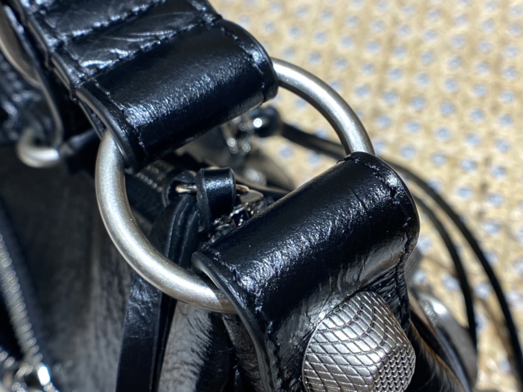 BALENCIAGA 𝐋𝐞 𝐂𝐚𝐠𝐨𝐥𝐞 Moon Bag