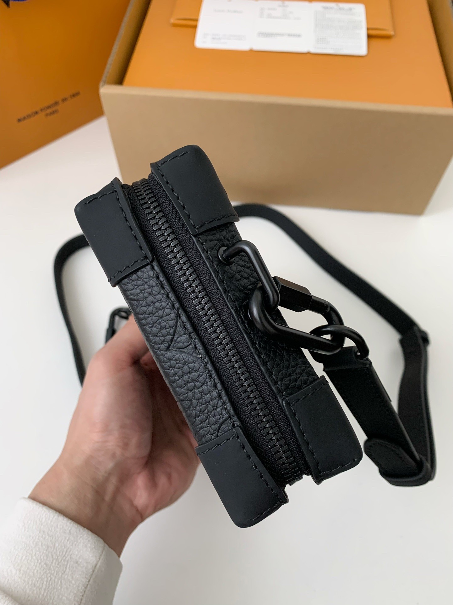 Louis Vuitton's new Sac Plat Horizontal Zippé men's black flower briefcase M80224 Size: 22.5*14*5cm