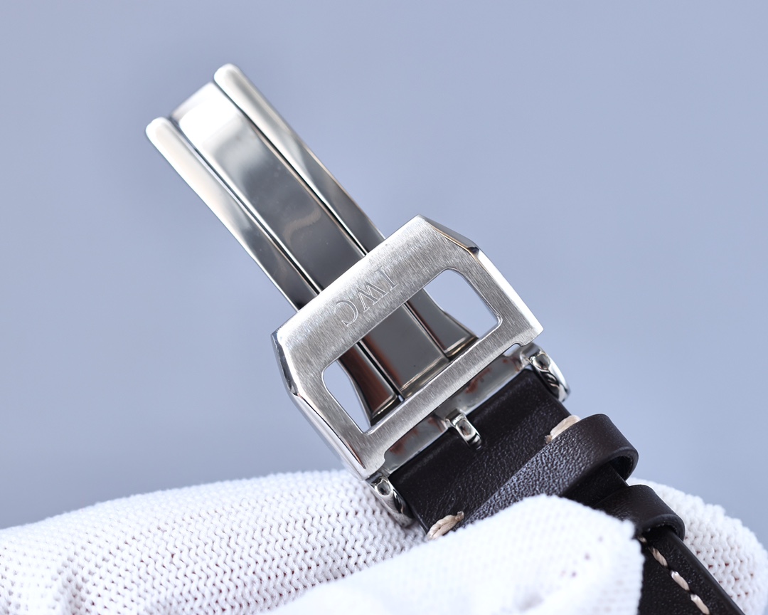 IWC- Presented in a purer design Built-in automatic mechanical movement