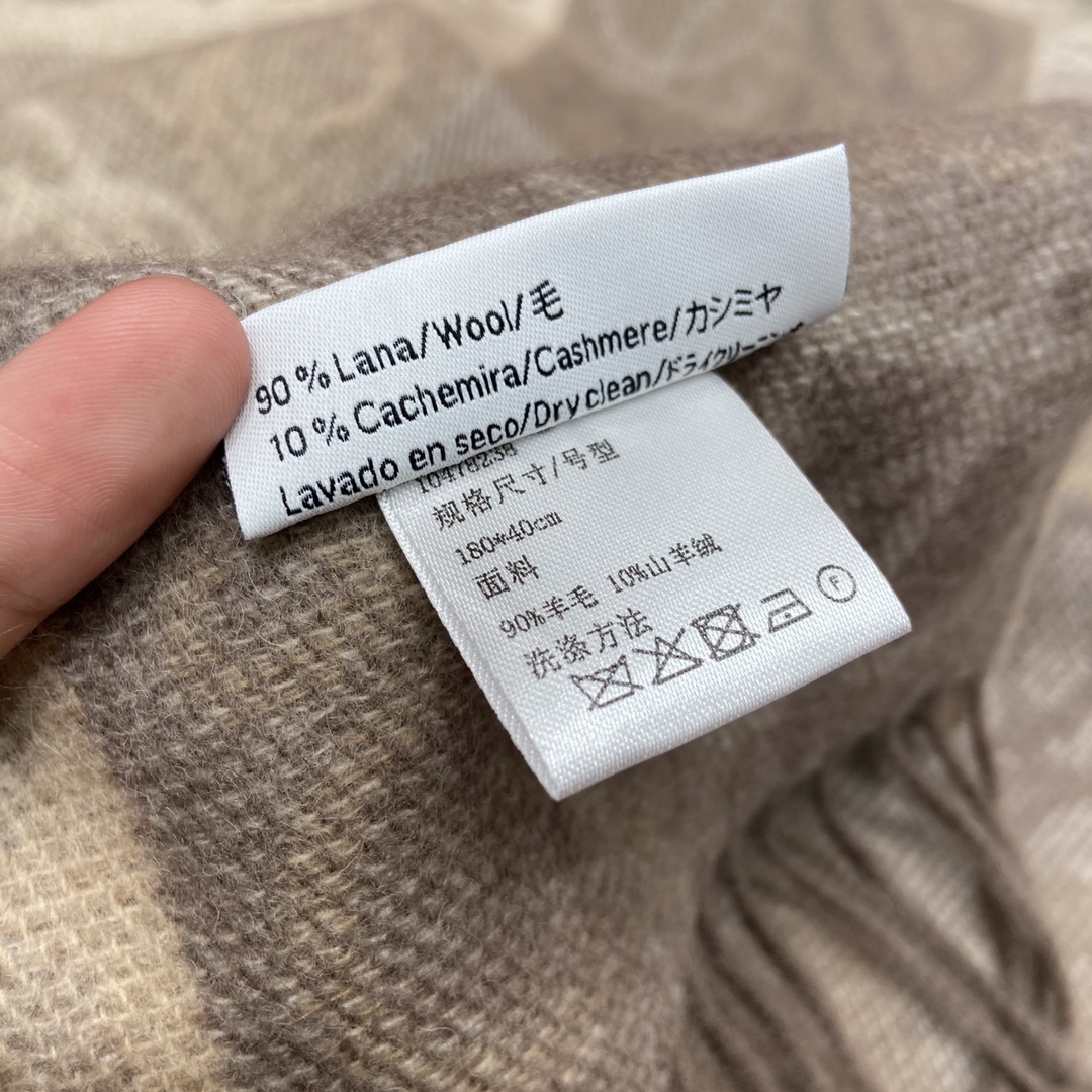 𝐋𝐎𝐄𝐖𝐄 Two-tone checkerboard scarf 90% wool 10% cashmere