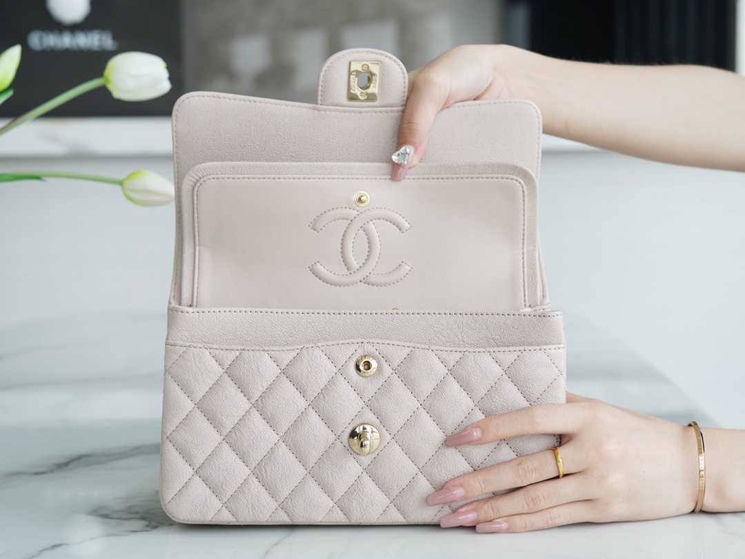 𝐂𝐇𝐀𝐍𝐄𝐋 Classic Flap washed cowhide is made from the most delicate newborn calves washed fetal cow small light apricot