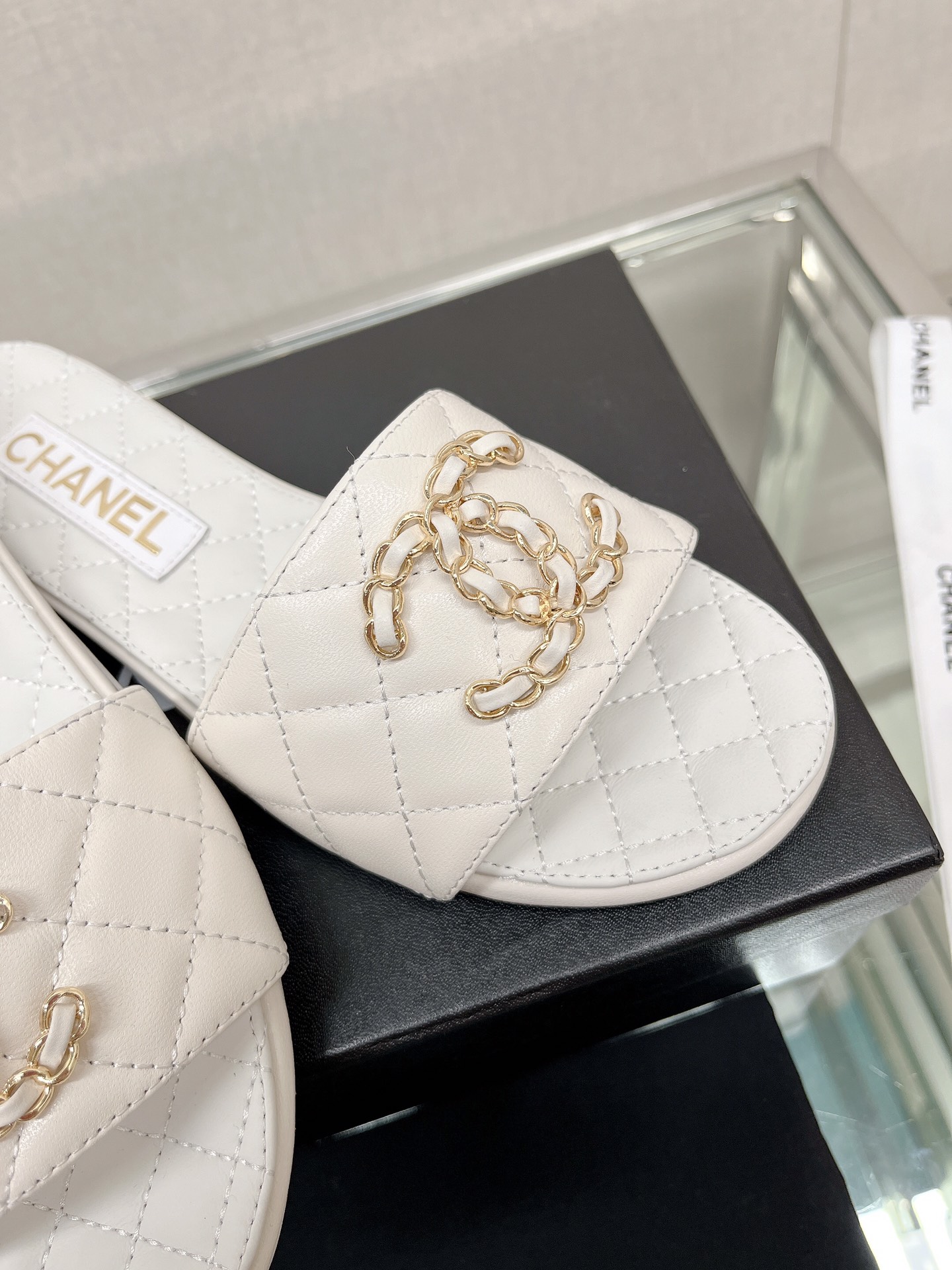 CHANEL 23Ss new diamond check chain double C buckle metal heel slippers sheepskin lining