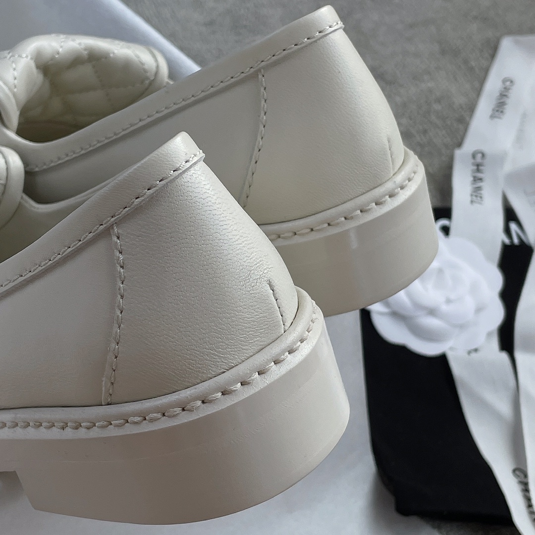 CHANEL a little retro with a flip-flop design through the dye leather sole