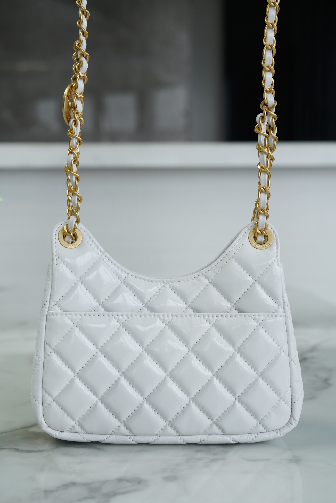 𝗖𝗛𝗔𝗡𝗘𝗟✦23𝑪 Early Spring Resort Collection Bright crinkled calfskin and gold metal Wave bag small white