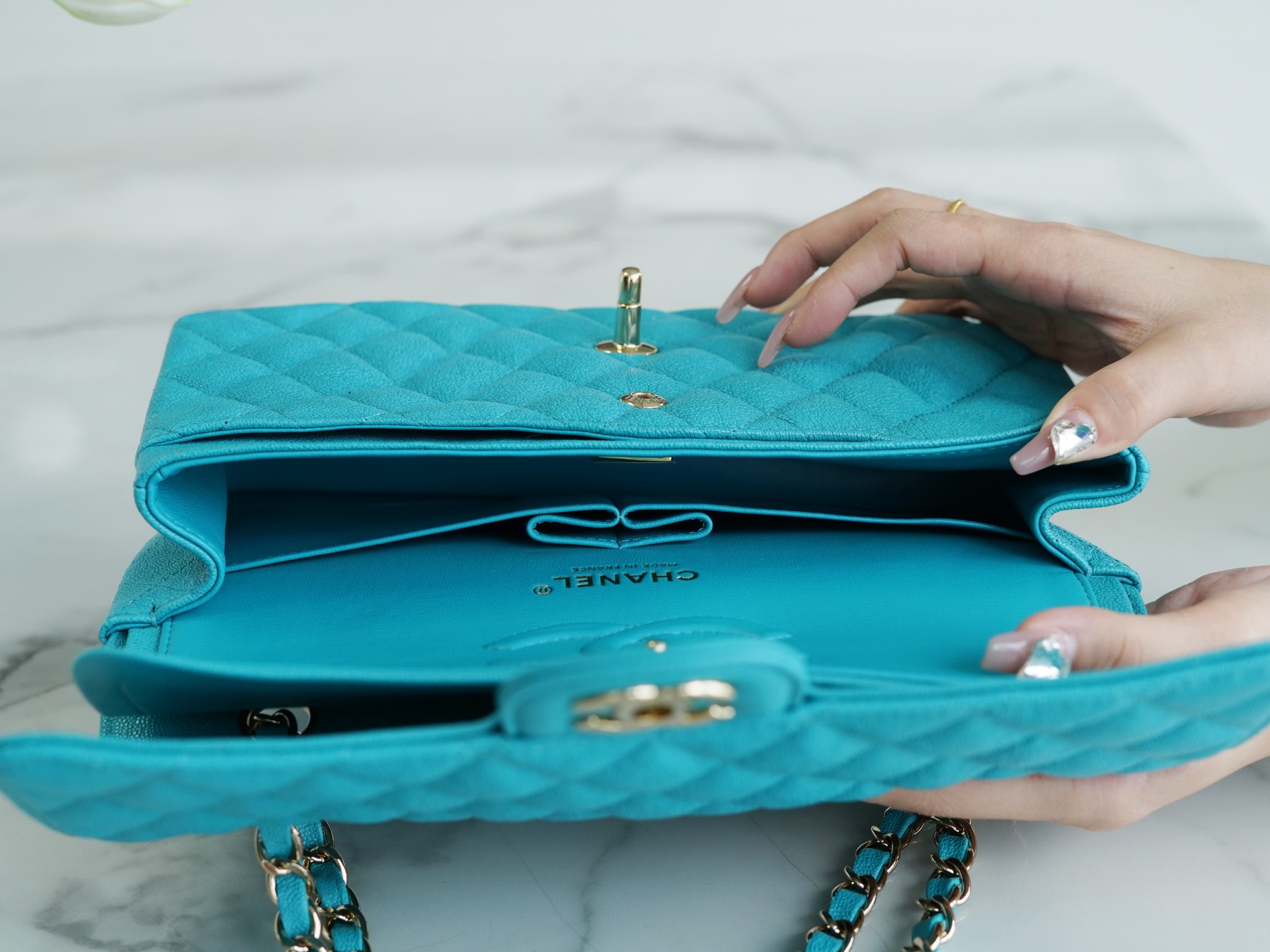 𝐂𝐇𝐀𝐍𝐄𝐋 Classic Flap washed cowhide is made from the most delicate newborn calves Washed fetal cow Medium Peacock Blue