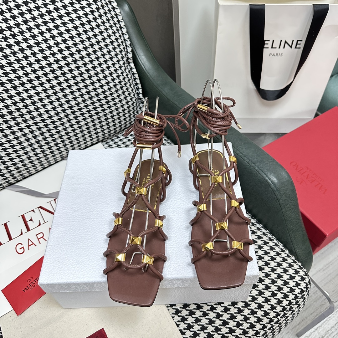 【Valentino】𝟐𝟎𝟐𝟏/𝐒𝐒 𝐧𝐞𝐰  Valentino's newest collection of Roman sandals with Italian printed leather soles