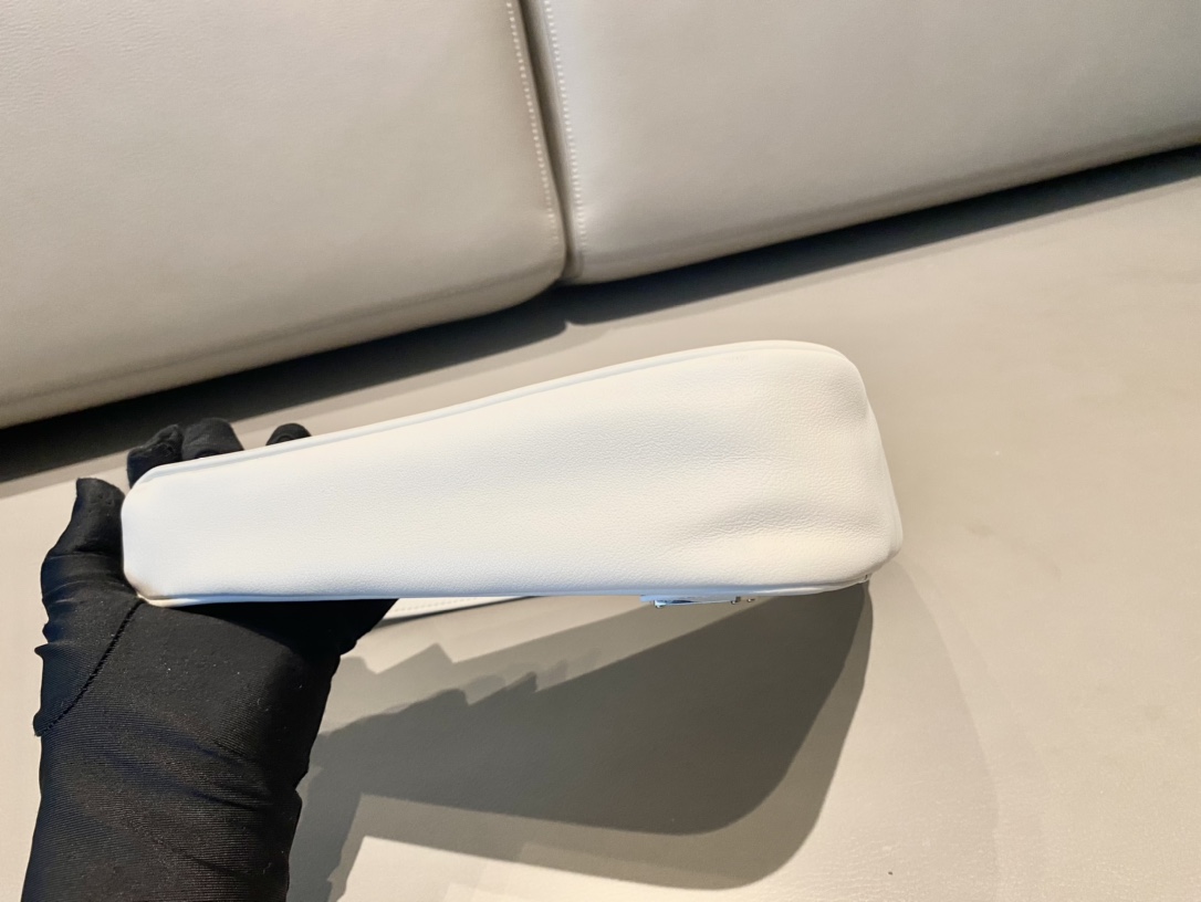 𝐏𝐑𝐀𝐃𝐀 Triangular bag 1NQ043