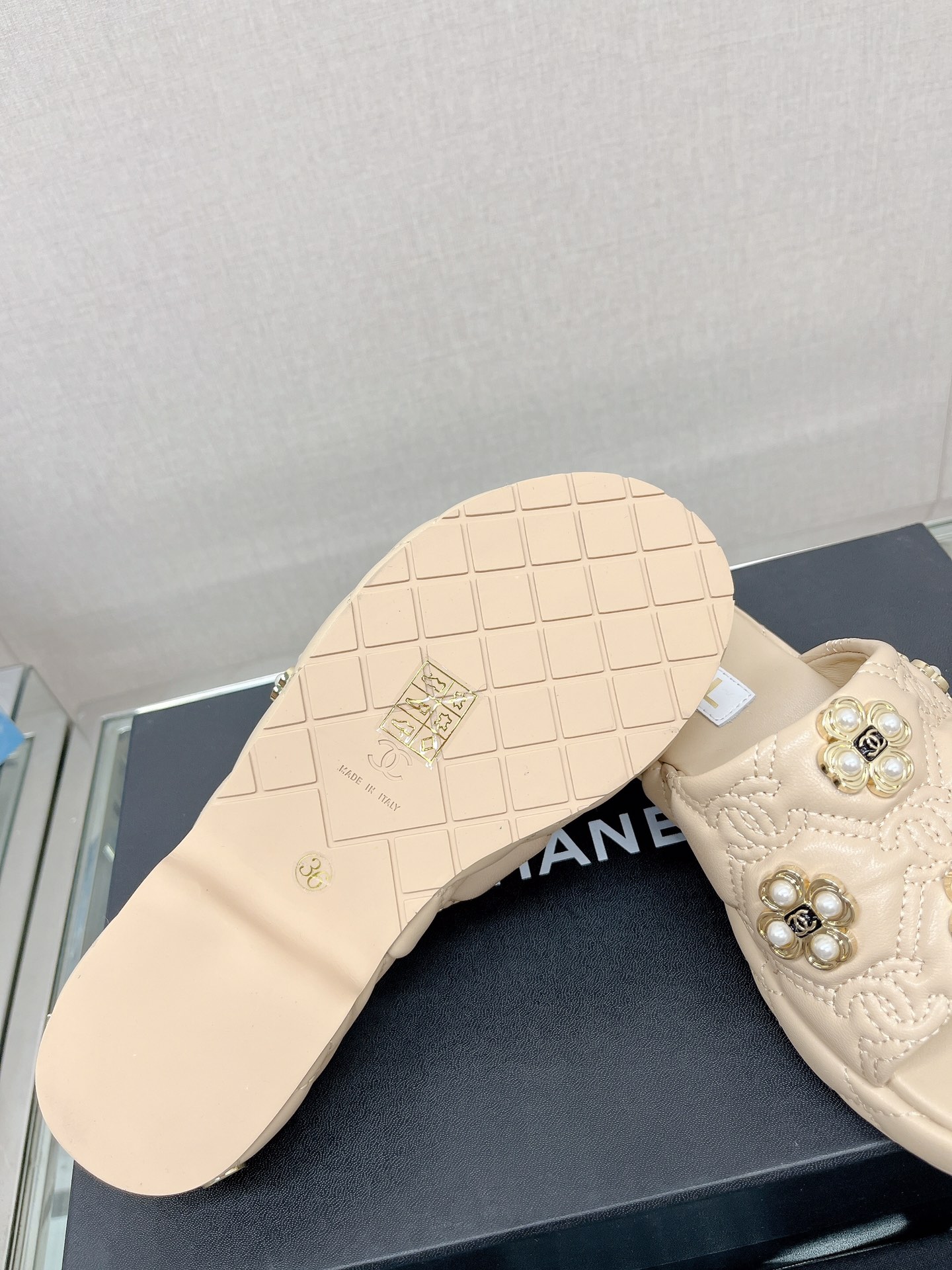 CHANEL water table thick bottom pearl flower slippers original rubber sole