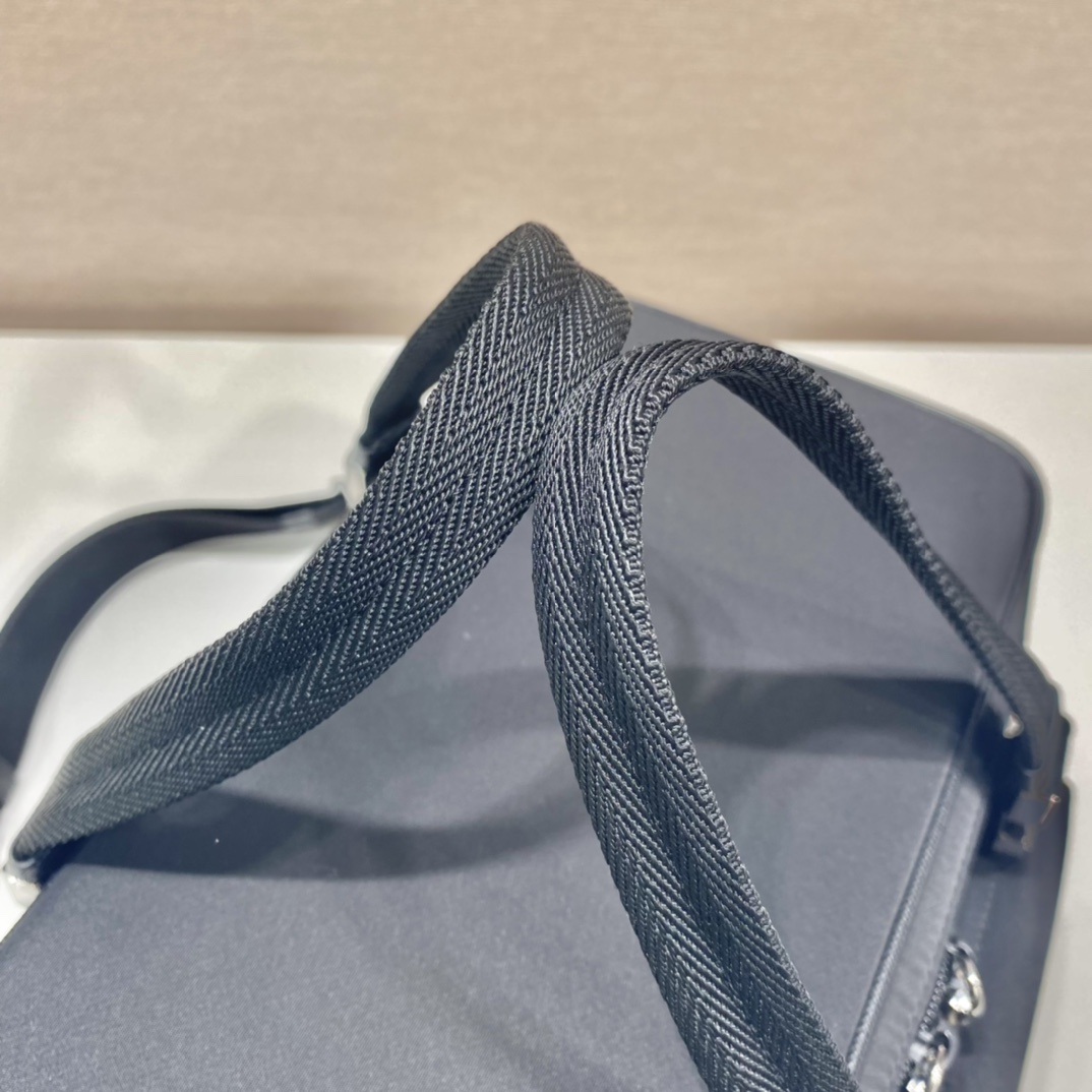 𝐏𝐑𝐀𝐃𝐀 2UP012 Cosmetic Crossbody Bag