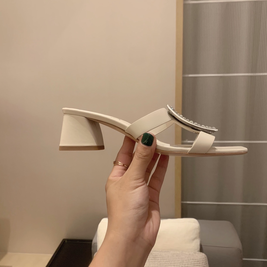 Roger vivier | 𝟐𝟎𝟐𝟏/𝐒𝐒 𝐧𝐞𝐰 2021 Summer Slippers Bikiviv' Metal Buckle PVC Mule Shoes