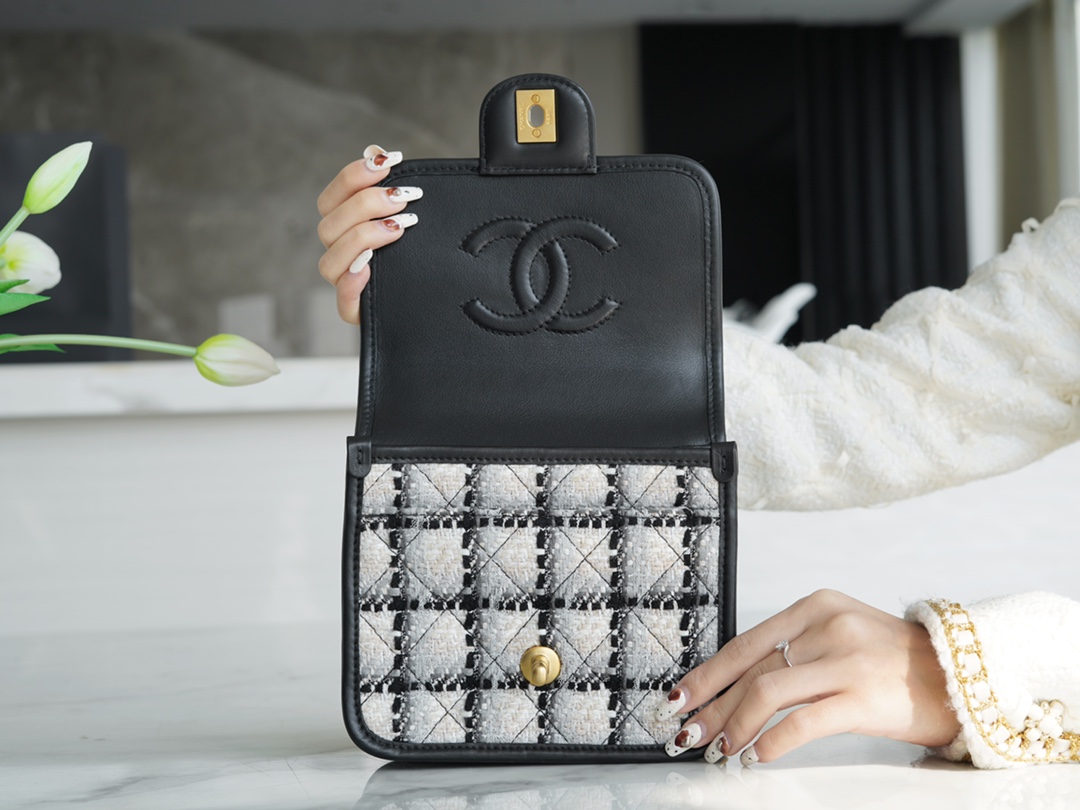 𝗖𝗛𝗔𝗡𝗘𝗟✦ Tweed 𝟮𝟮k Tweed Small Black and White Messenger Tofu Bag 🤍
