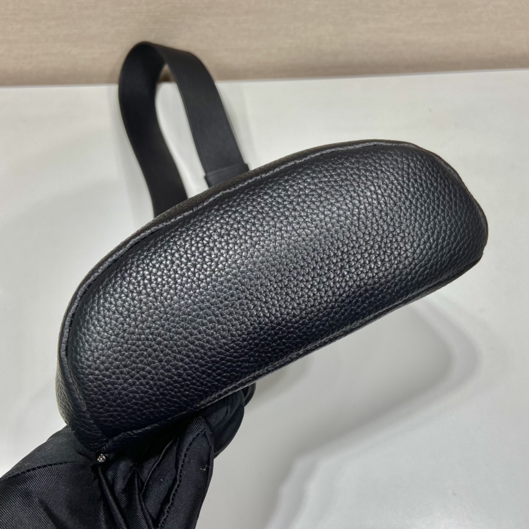 𝐏𝐑𝐀𝐃𝐀  New Chest Bag 2VZ092