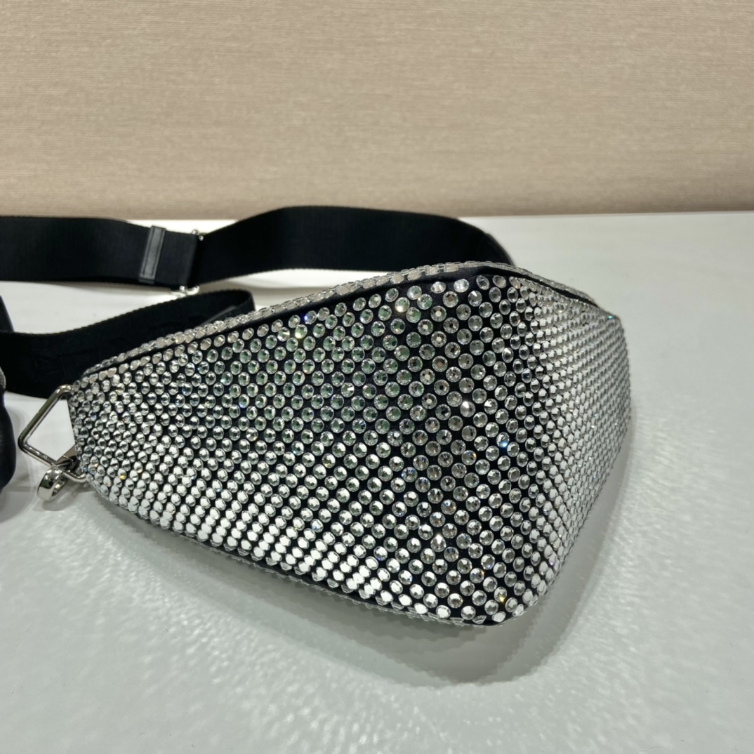 𝐏𝐑𝐀𝐃𝐀 Triangle bag with glitter diamonds 1BH190