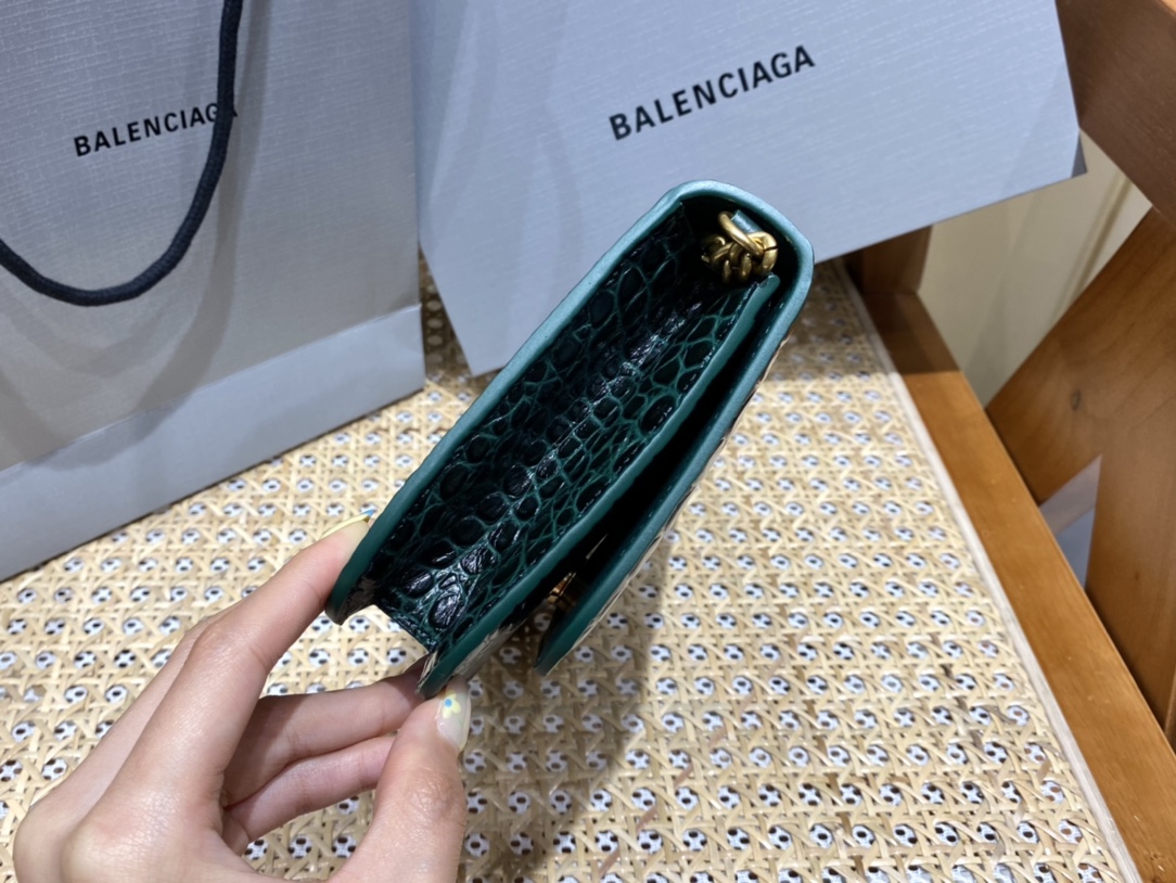 BALENCIAGA 𝘄𝗮𝗹𝗹𝗲𝘁 𝗼𝗻 𝗰𝗵𝗮𝗶𝗻 ▪️ crocodile print green gold buckle