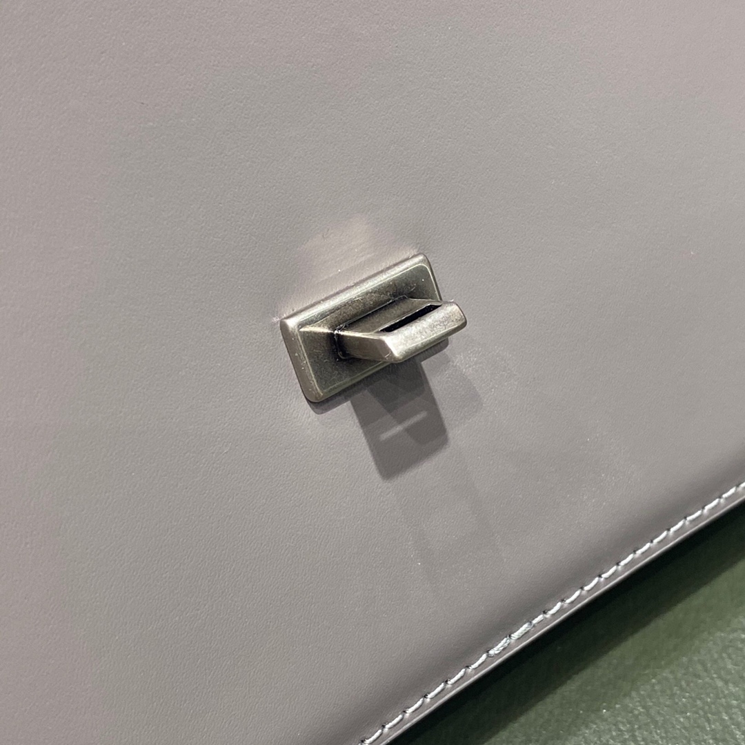 BALENCIAGA 𝘀𝗺𝗮𝗹𝗹 𝗯𝗮𝗴 Plain grey silver buckle