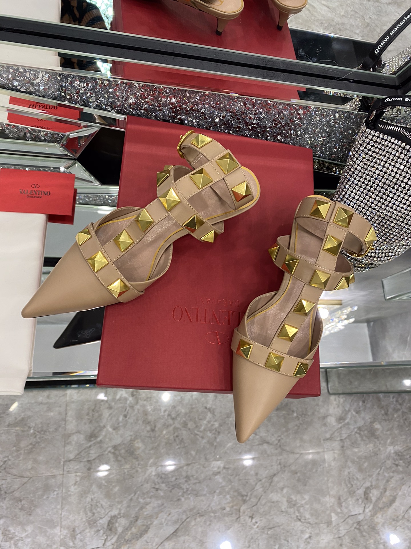 【Valentino】𝟐𝟎𝟐𝟏/𝐒𝐒 𝐧𝐞𝐰 Valentino studded sandals counter the latest series of very bright show series launched