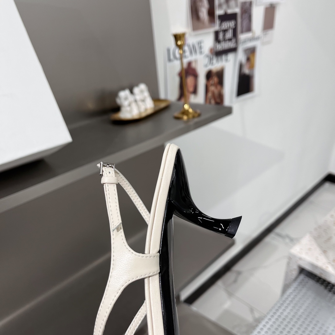 𝐓𝐇𝐄 𝐑𝐎𝐖｜𝟐𝟎𝟐𝟐/𝐒𝐒 𝐧𝐞𝐰 New The row 2022/fw Retro Minimalist Sandals