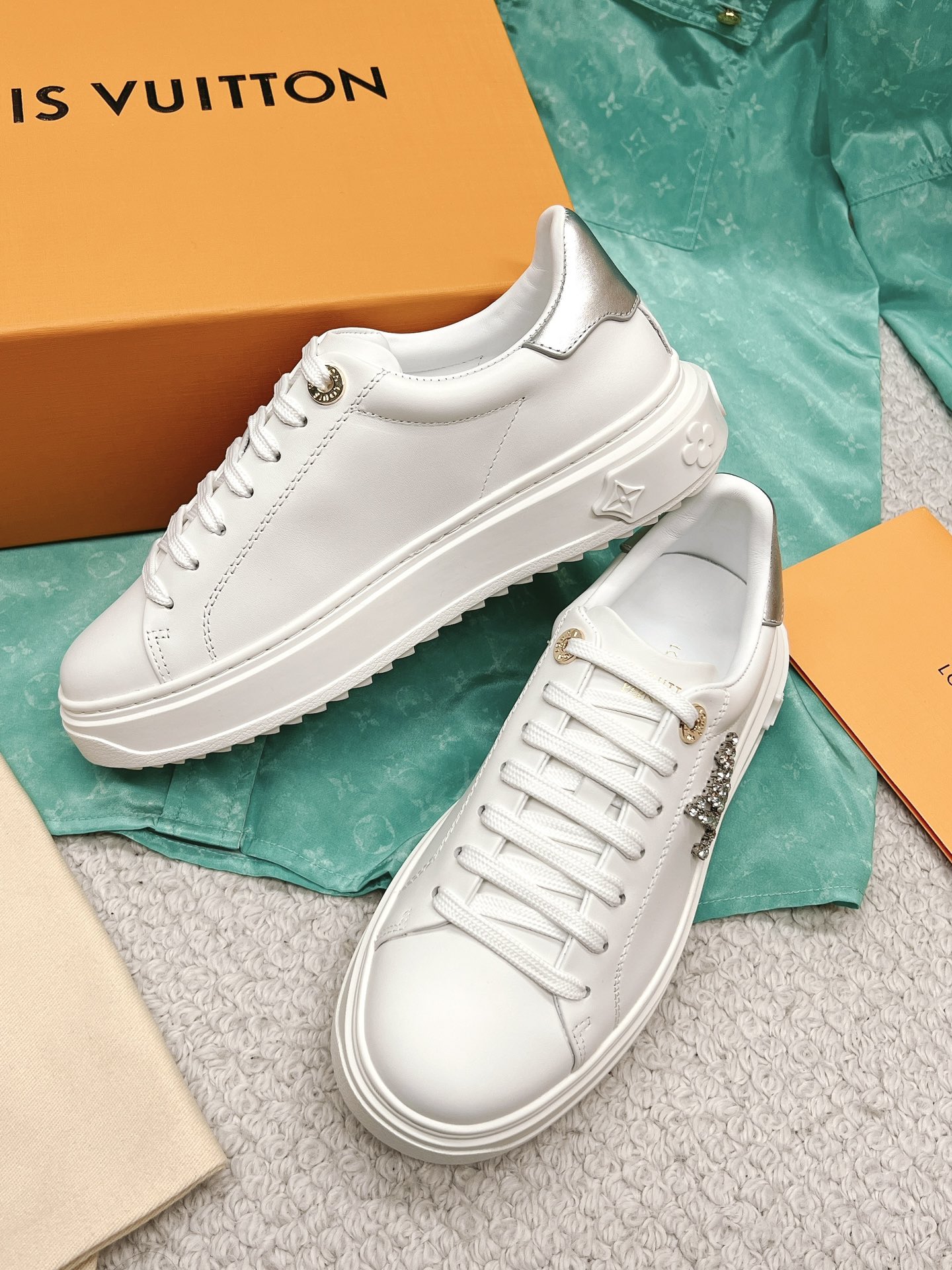 Louis Vuitton's new letter rhinestone white shoes series is new🆕