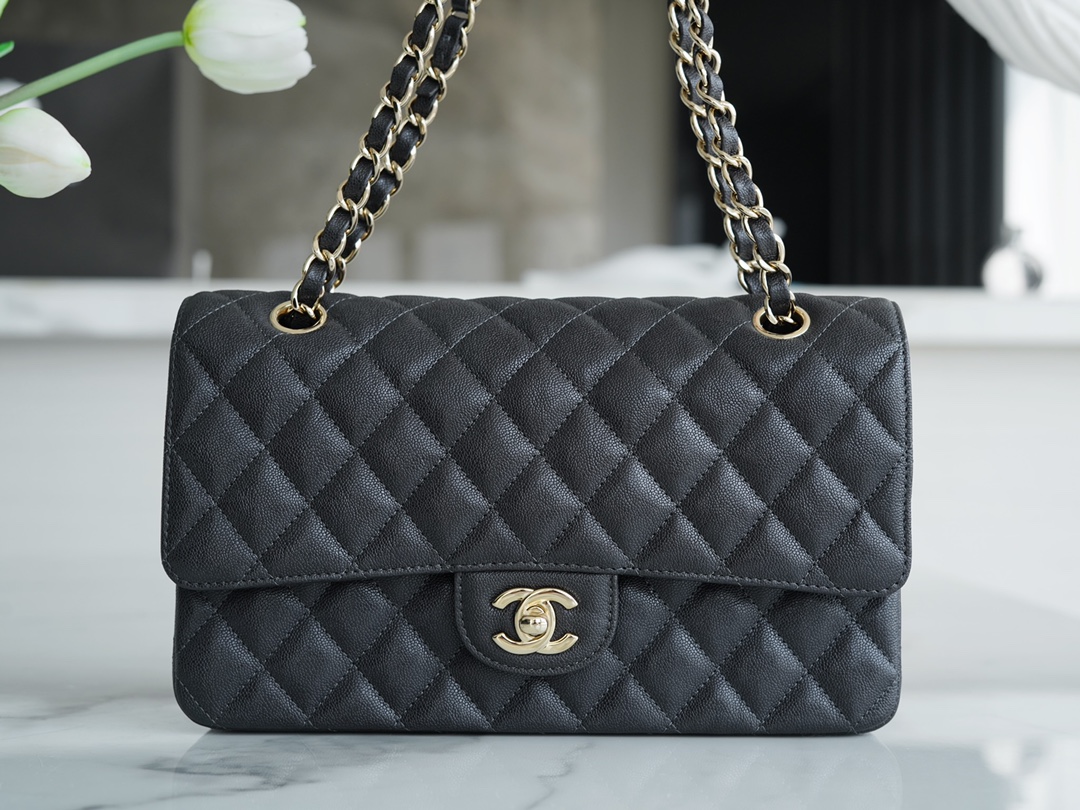 𝐂𝐇𝐀𝐍𝐄𝐋 Classic Flap washed cowhide is made from the most delicate newborn calves Washed fetal cow Medium 🤎 Coffee