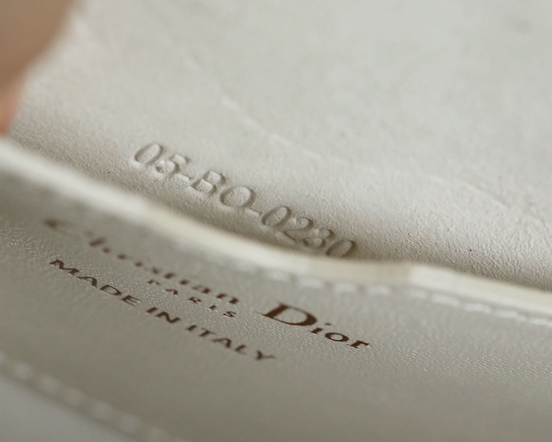 In-stock real shot ❖ White small 𝘾-𝟎𝟖𝟏 𝙙𝙞𝙤𝙧 𝙗𝙤𝙗𝙗𝙗𝙮