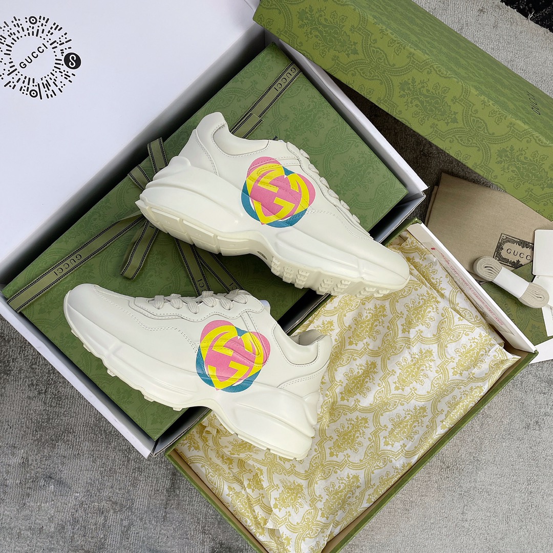 Gucci Pops This collection has a lot of flora and fauna elements Original material