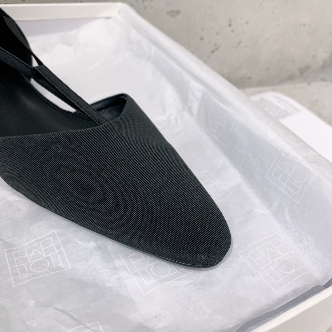 𝐓𝐨𝐭𝐞𝐦𝐞｜𝟐𝟎𝟐𝟑/𝐒𝐒 𝐧𝐞𝐰 Toteme 2023 new black T lace-up sandals