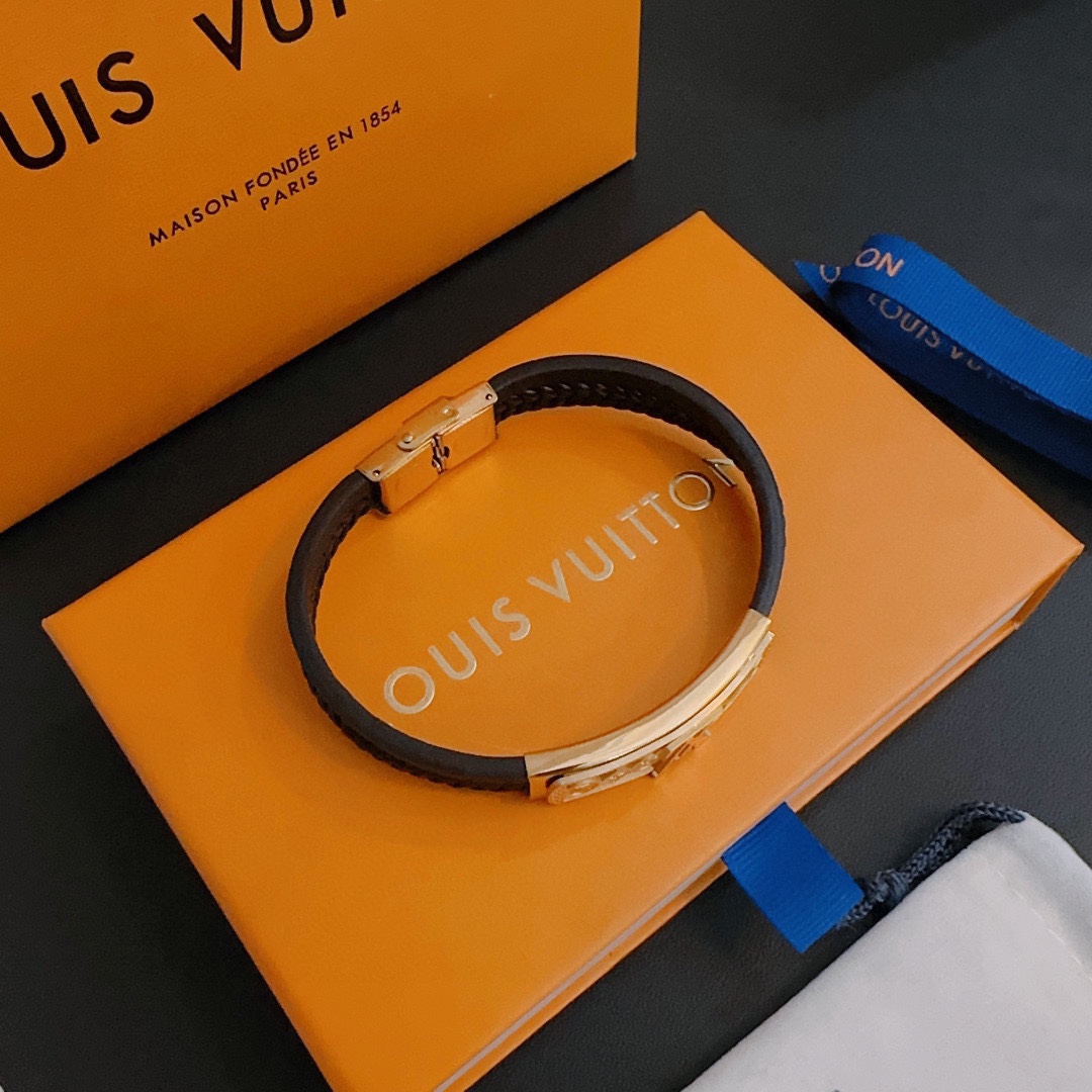 Louis Vuitton Cowhide bracelet, couple's style, length 22cm, adjustable and changeable