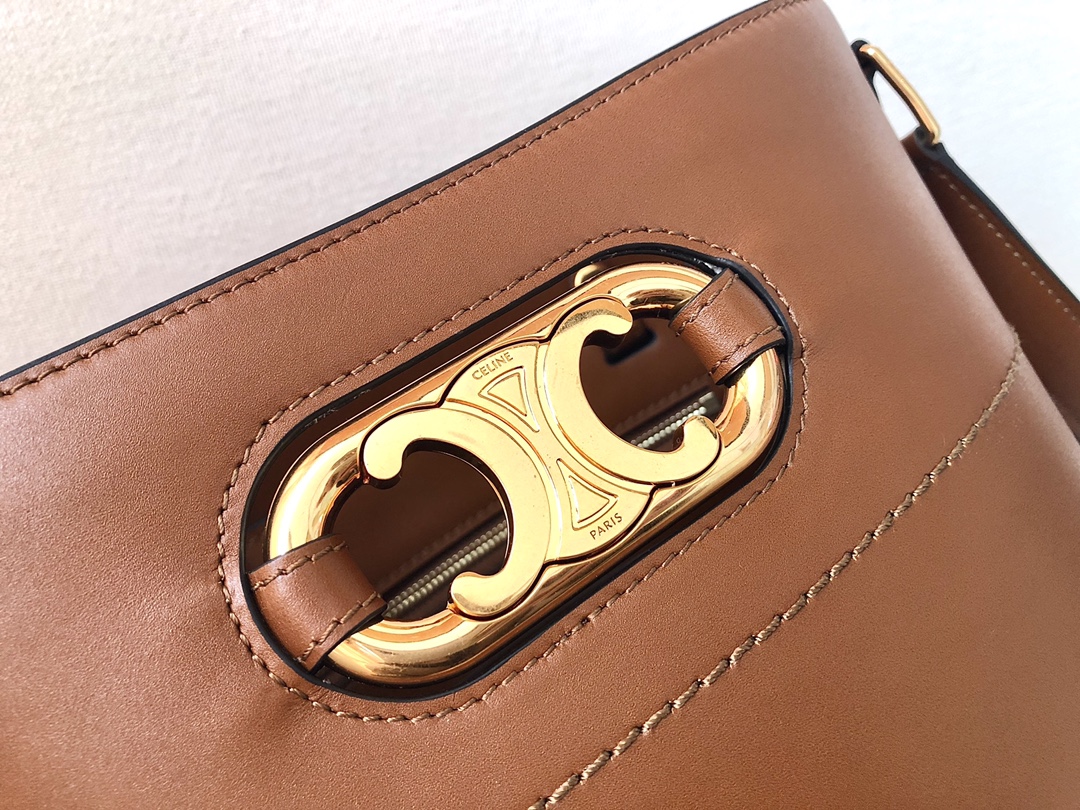 𝐂𝐂𝐞𝐥𝐢𝐧𝐞 BUCKET MAILLON TRIOMPHE cow leather bucket bag