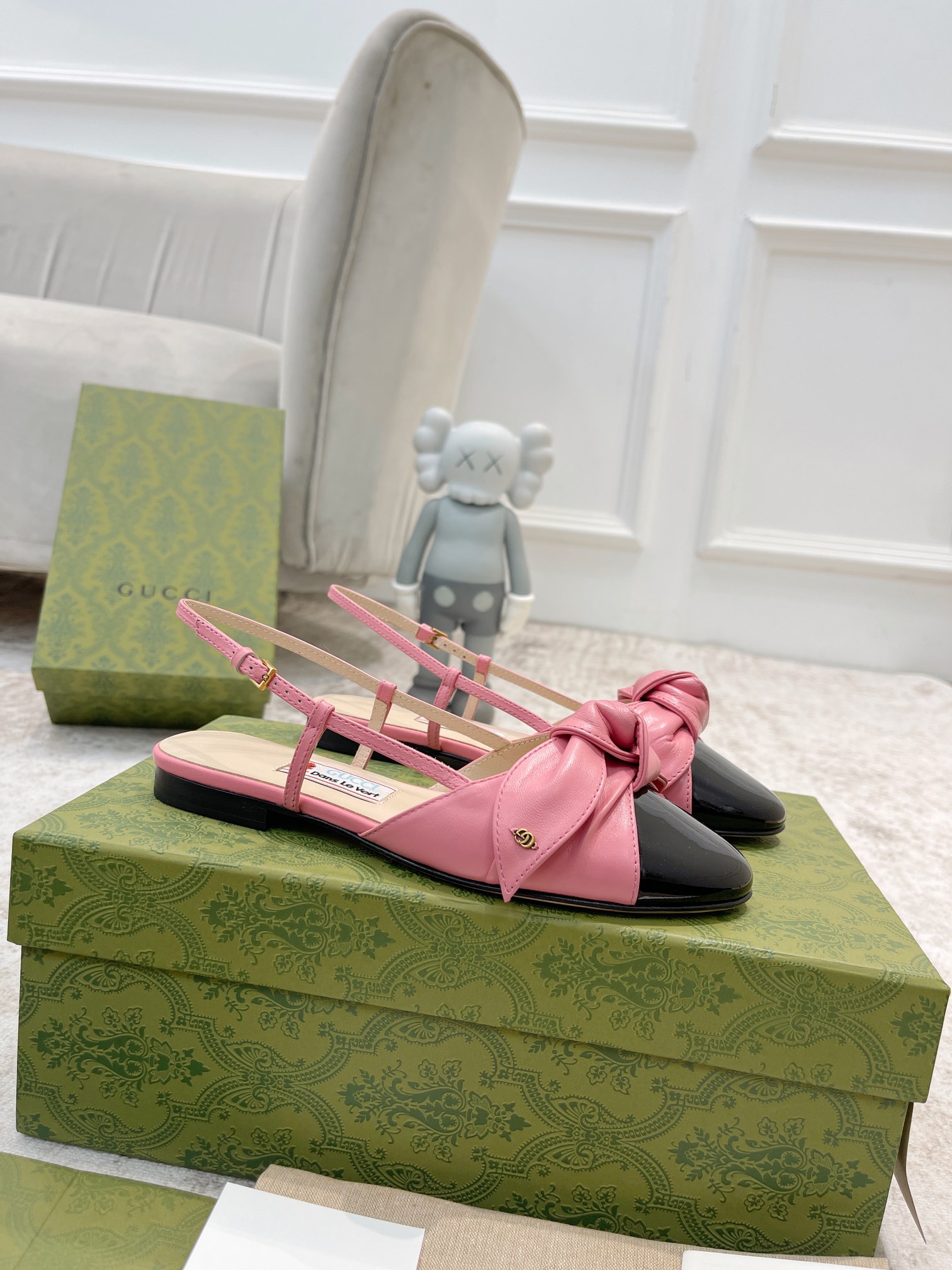 Gucci new buckle bow sandals