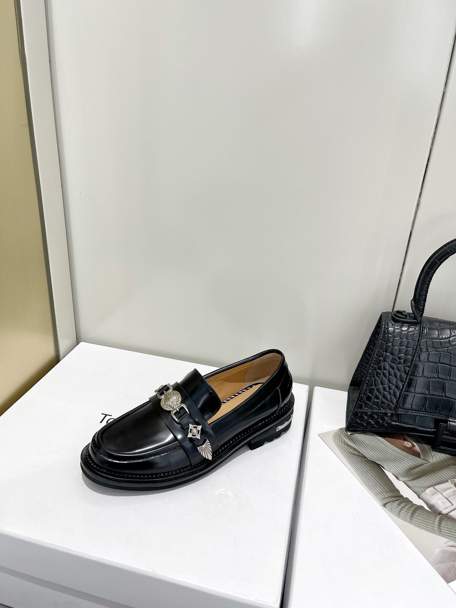 𝐓𝐨𝐠𝐚 𝐏𝐮𝐥𝐥𝐚 ｜𝟐𝟎𝟐𝟐/𝐒𝐒 𝐧𝐞𝐰 Toga Pulla 2022/FW Heavy Crafted Loafers