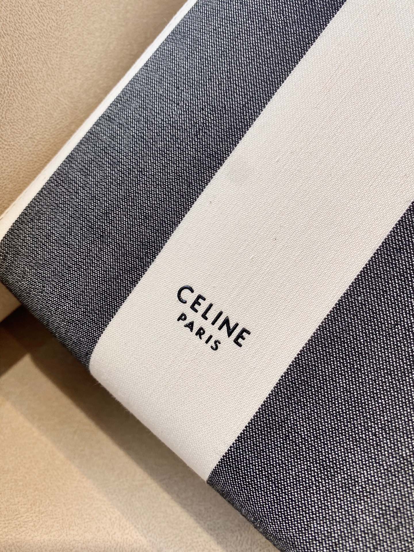 𝐂𝐞𝐥𝐢𝐧𝐞 SANGLE BUCKET Small wide striped fabric bucket bag