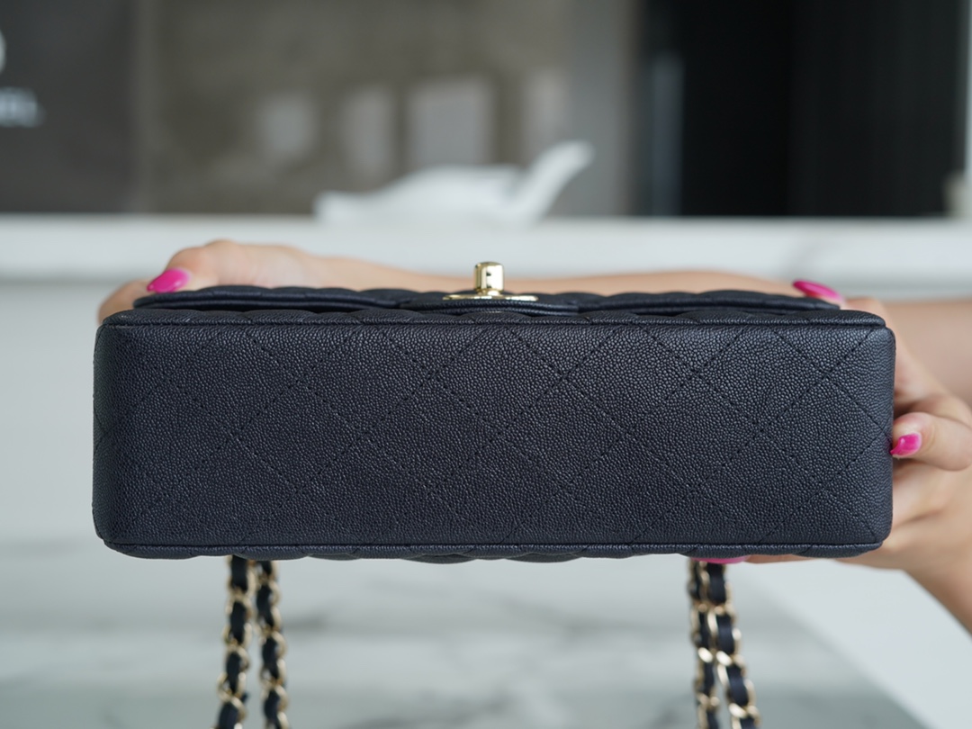 𝐂𝐇𝐀𝐍𝐄𝐋 Classic Flap washed cowhide is made from the most delicate newborn calves washed fetal cow small black and blue🪁