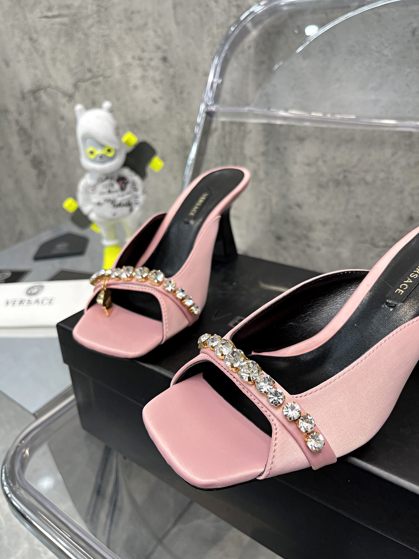 𝐕𝐞𝐫𝐬𝐚𝐜𝐞｜𝟐𝟎𝟐𝟐/𝐒𝐒 𝐧𝐞𝐰 Gold LA MEDUSA string with sparkling crystal ribbon