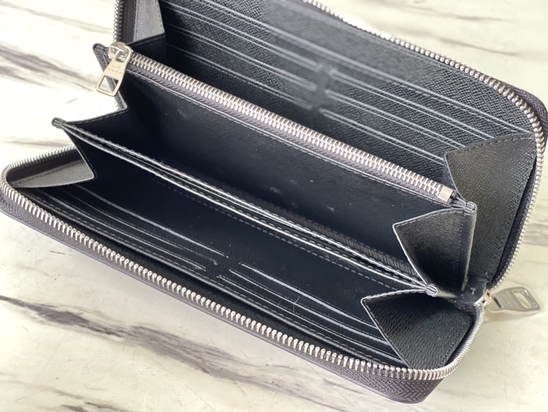 𝐋𝐎𝐔𝐈𝐒 𝐕𝐔𝐈𝐓𝐓𝐎𝐍    N41661