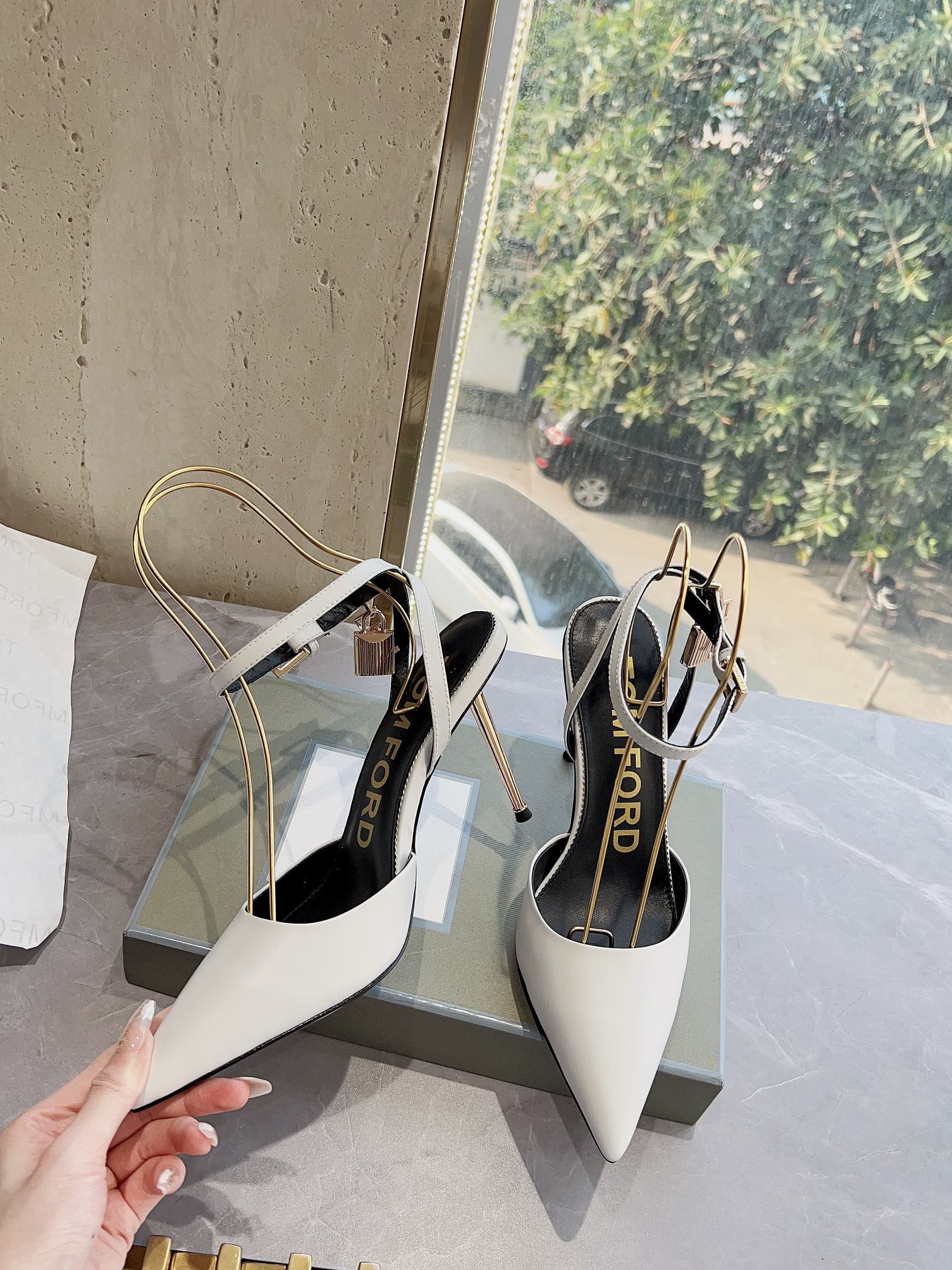 𝐓𝐎𝐌𝐅𝐎𝐑𝐃｜𝟐𝟎𝟐𝟑𝐒𝐒/𝐧𝐞𝐰  Dolce & Ga women's jeweled buckle jacquard raglan heels