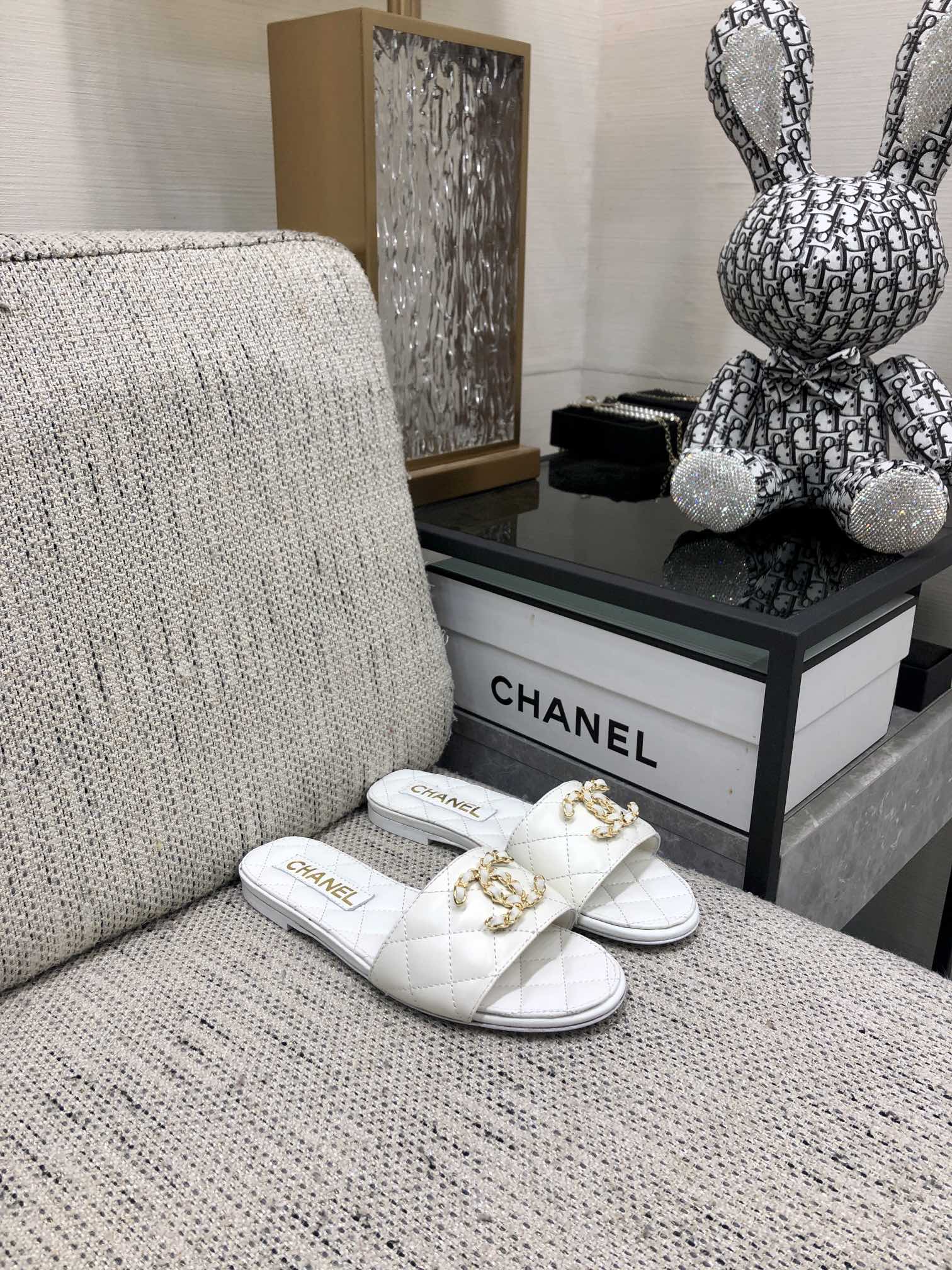 CHANEL 2023 spring and summer latest electric embroidery honey slippers Imported leather outsole