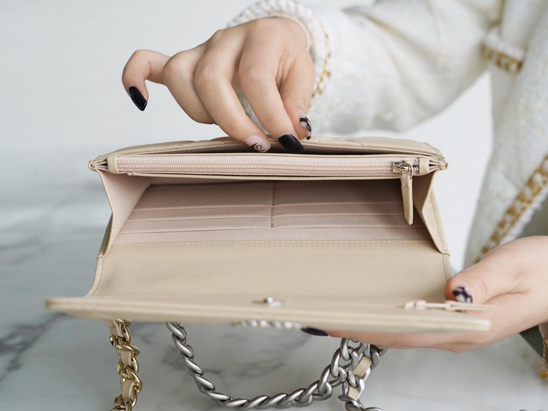 CHANEL 19Bag 𝑾𝒐𝒄 22C silver buckle light apricot