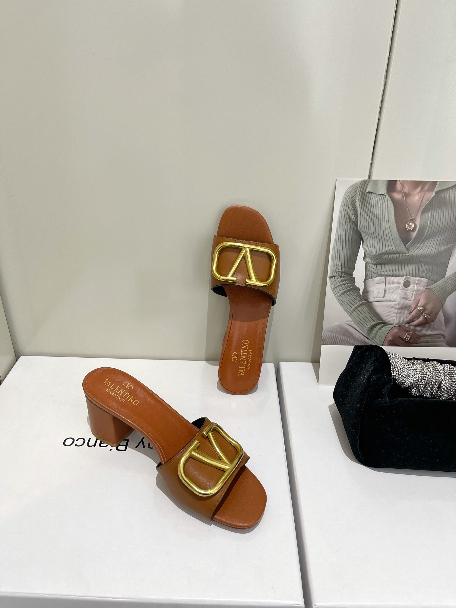 【Valentino】𝟐𝟎𝟐𝟏/𝐒𝐒 𝐧𝐞𝐰  Valentino 2022 / fw spring and summer new women's slippers