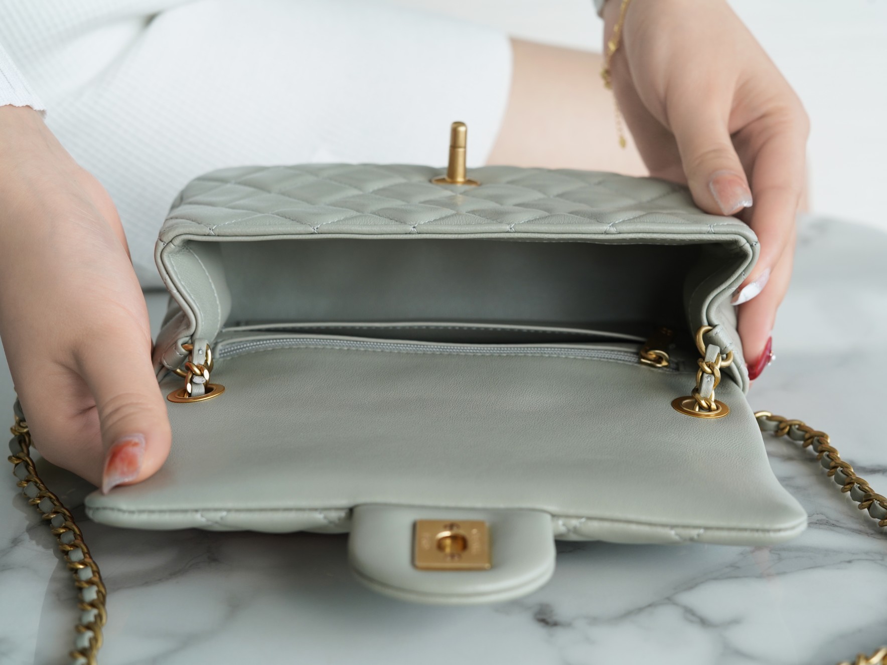 𝗖𝗛𝗔𝗘𝗡𝗟✦ 𝟮𝟮🅲Spring and Summer Metal Ball Big Mini Gray Green