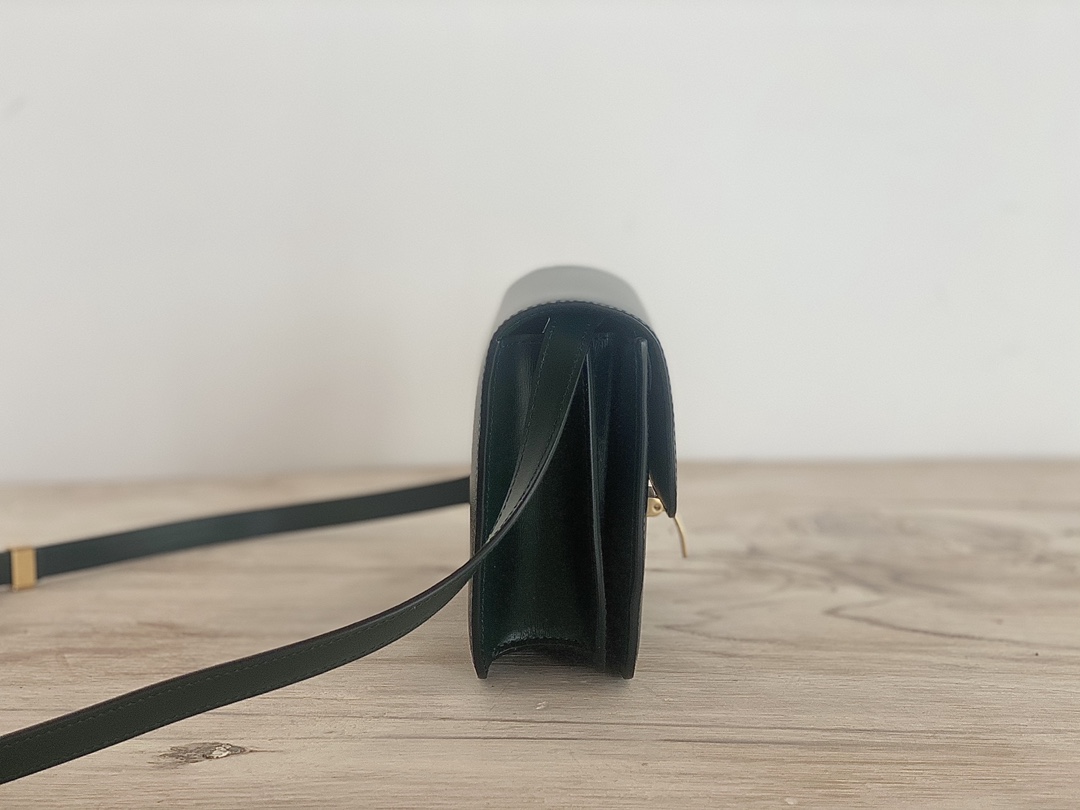 𝐂𝐞𝐥𝐢𝐧𝐞 Box Teen bag in polished calfskin