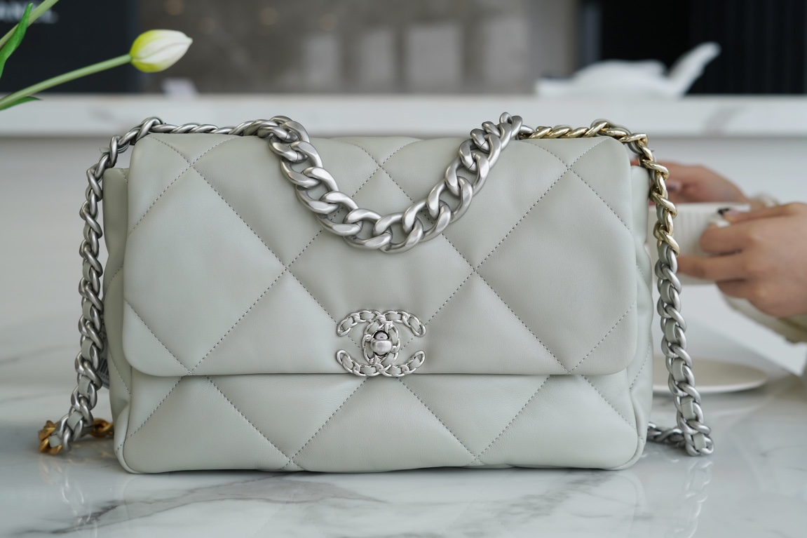 𝗖𝗛𝗔𝗡𝗘𝗟 ❶❾ 𝗕𝗔𝗚 Original lambskin series ❥ Genuine leather ❥ Medium ❥ Light grey