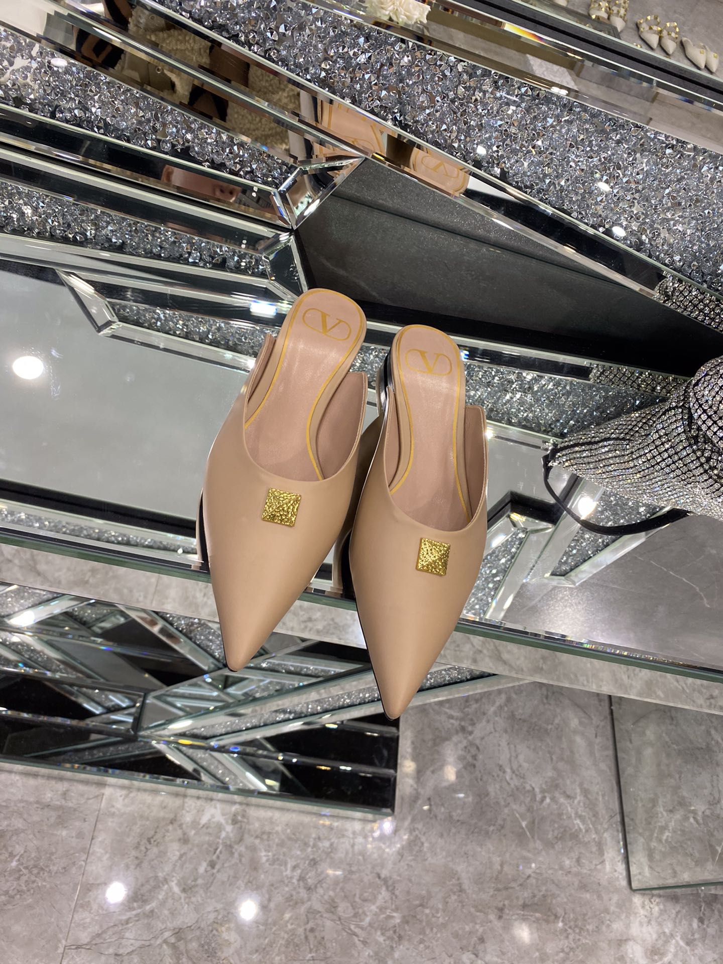 【Valentino】𝟐𝟎𝟐𝟏/𝐒𝐒 𝐧𝐞𝐰 The latest series of counter perfect details original matte open edge bead leather