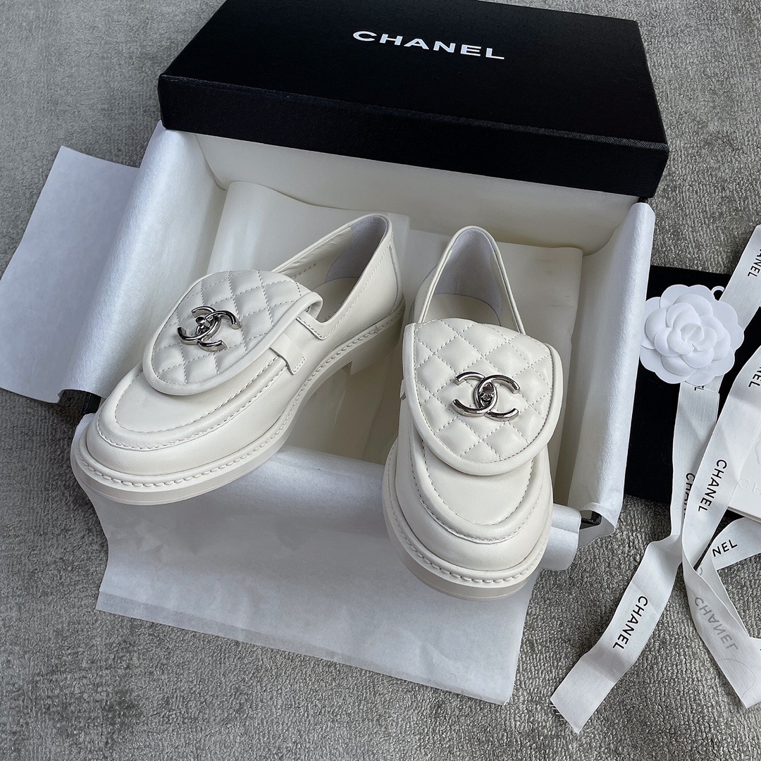 CHANEL a little retro with a flip-flop design through the dye leather sole